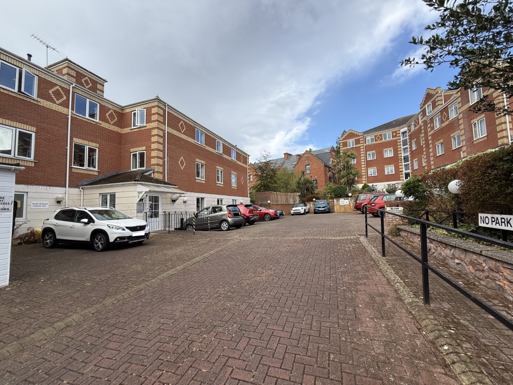 Lot: 54 - RETIREMENT FLAT IN POPULAR EXETER DEVELOPMENT - Front of the complex